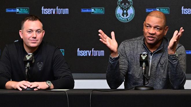 关于集结日密尔沃基雄鹿调整名单以备德甲，迎来里程碑环节打磨，质疑声仍在，更衣室氛围转暖的信息