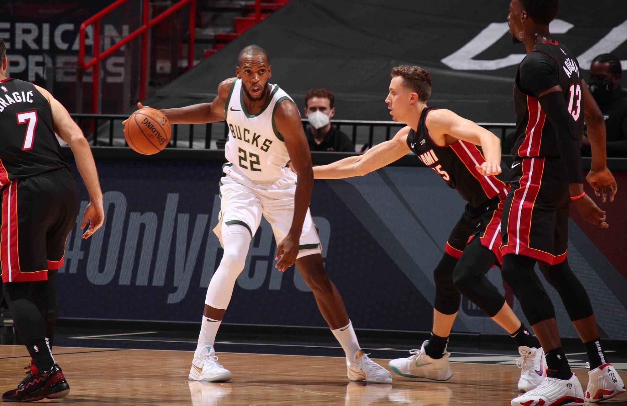 关于集结日密尔沃基雄鹿调整名单以备德甲，迎来里程碑环节打磨，质疑声仍在，更衣室氛围转暖的信息