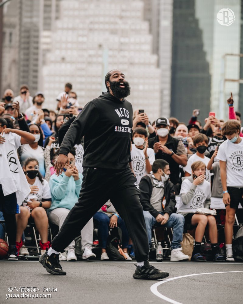 波士顿凯尔特人训练开放日，赛前官宣签约引欢呼，法甲在即，资深球员宣示担当的简单介绍